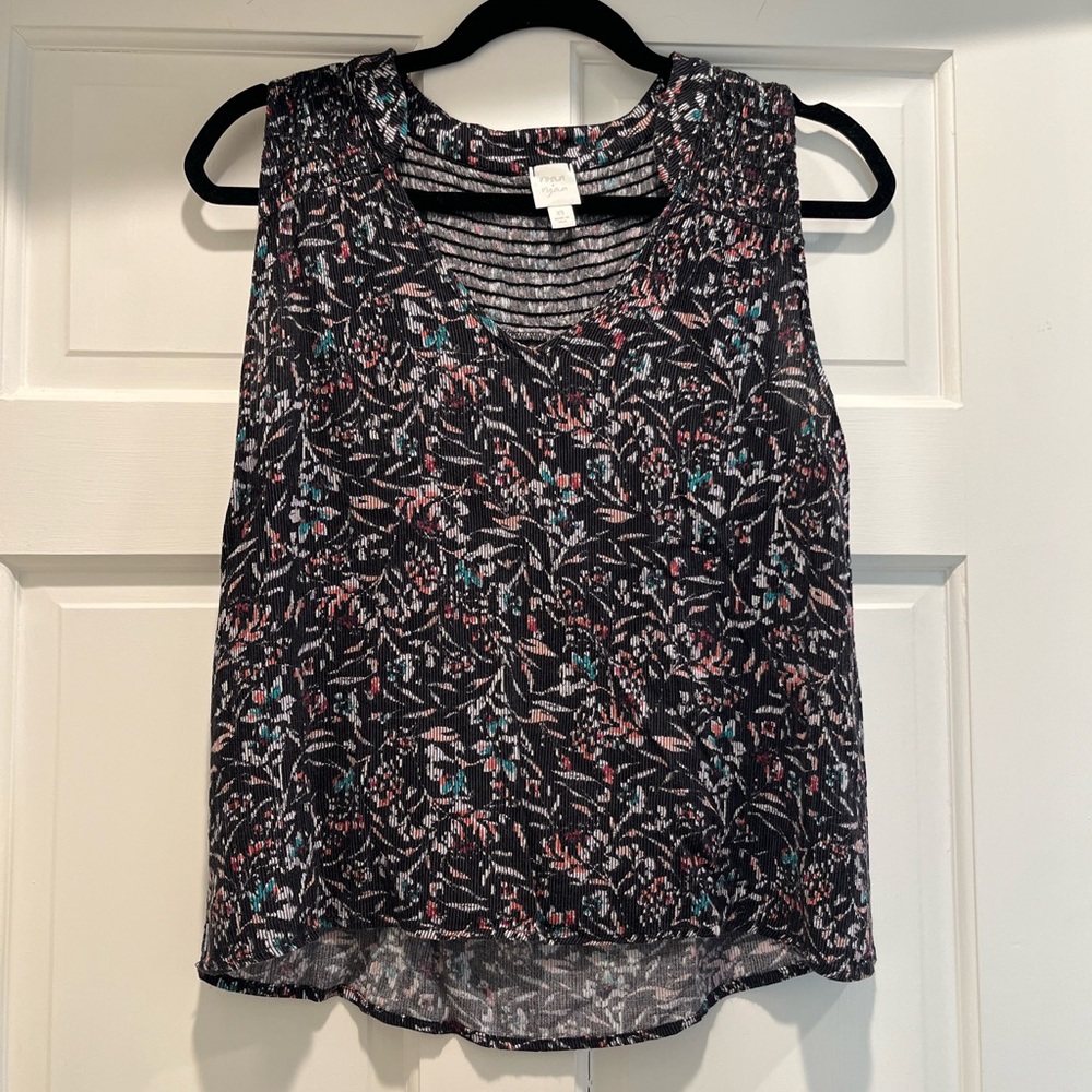 Women’s Roan + Ryan Black Floral V-Neck Tank Top. XS.